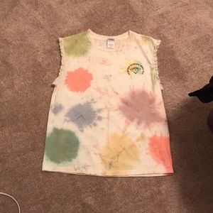 Tie dyed sleeveless shirt with lace around arm